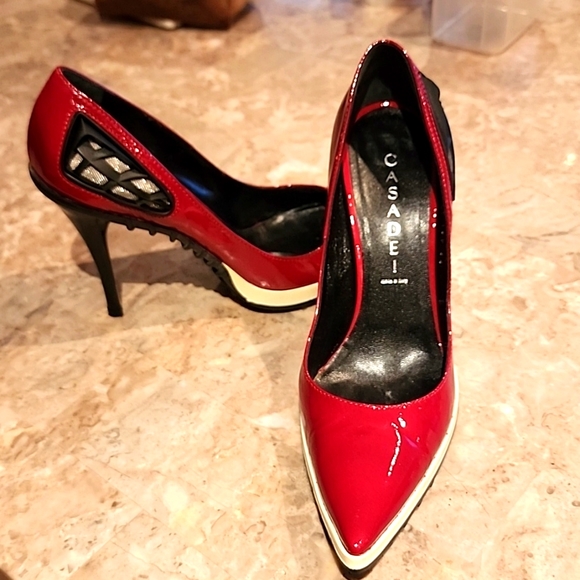 Magnificent Casadei red patent pumps - Picture 1 of 6